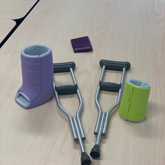 American Girl Feel Better Cast and Crutches - EUC - Picture 4 of 4
